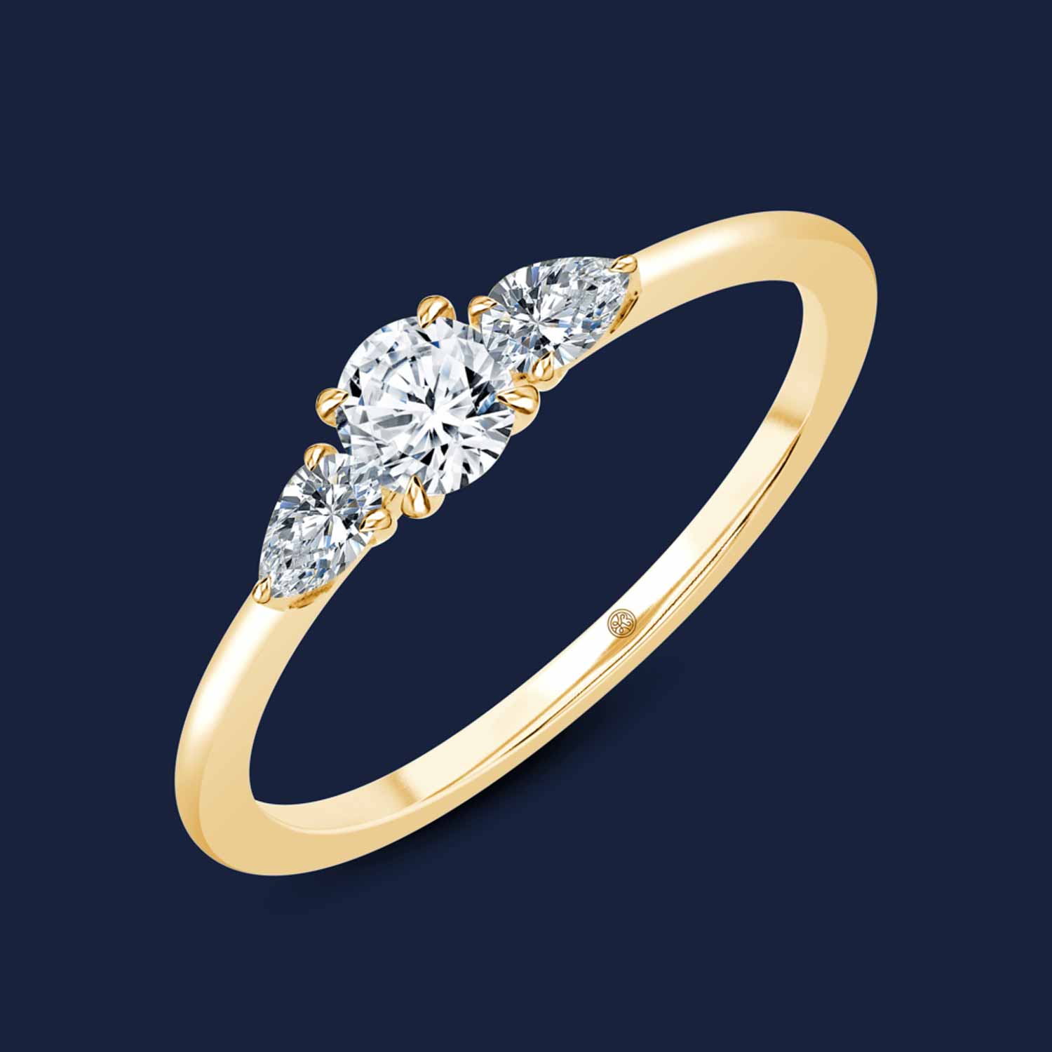 🦚 Hava Round Tri Ring - 14k Gelbgold / 0.30ct natürlicher Diamant in SI H+ von Pukka Berlin Unkategorisiert online kaufen